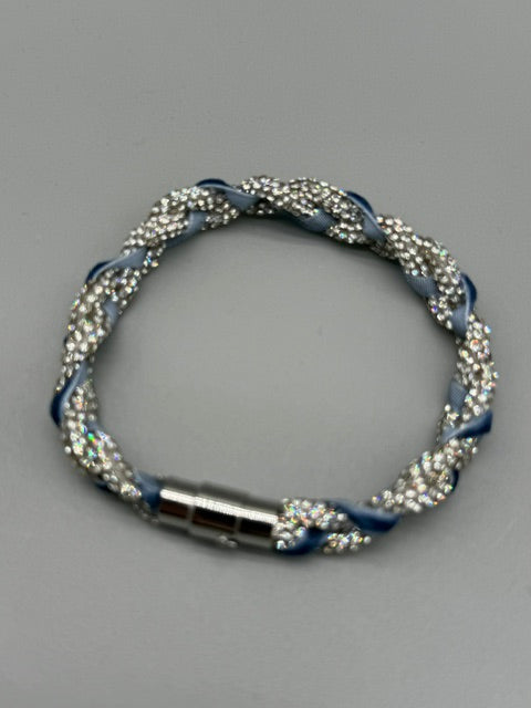 Handgefertigtes Hera Armband aus Strassband mit blauem Samtband by Christine Bultmann