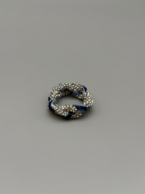 Handgefertigter Hera Ring aus Strassband mit blauem Samtband by Christine Bultmann