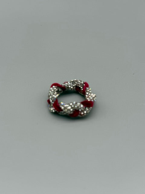 Handgefertigter Hera Ring aus Strassband mit rotem Samtband by Christine Bultmann