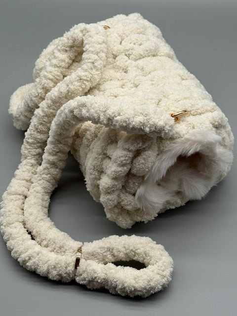 Hera Bag Handmuff aus Chenille und Kunstfell in Creme