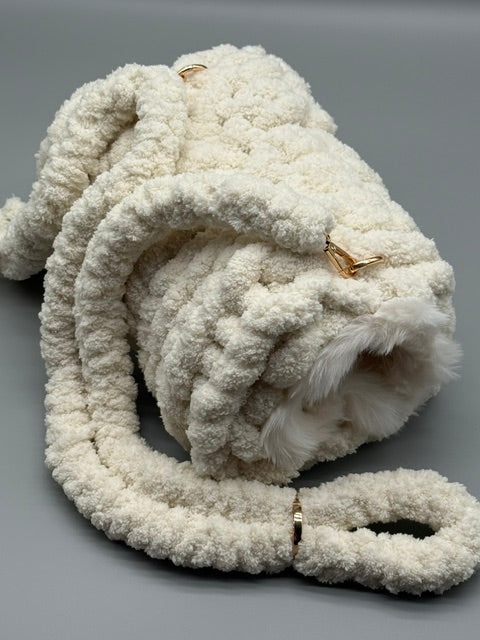 Hera Bag Handmuff aus Chenille und Kunstfell in Creme