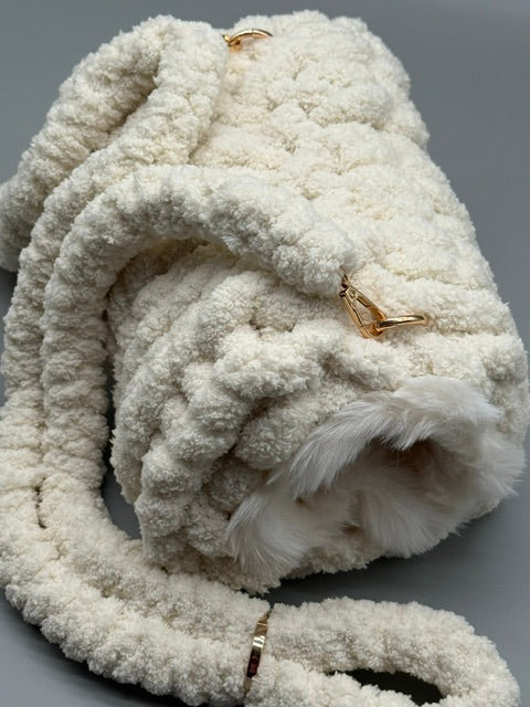 Hera Bag Handmuff aus Chenille und Kunstfell in Creme
