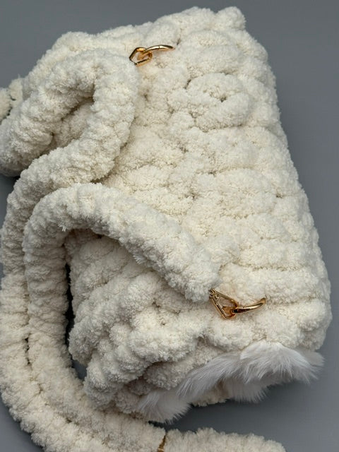 Hera Bag Handmuff aus Chenille und Kunstfell in Creme