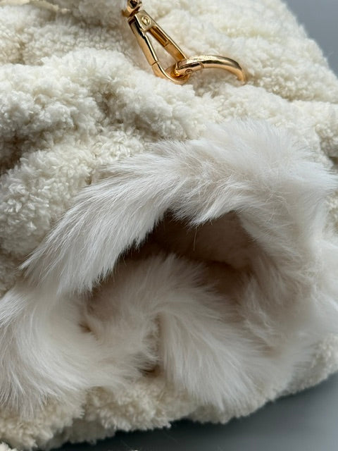 Hera Bag Handmuff aus Chenille und Kunstfell in Creme
