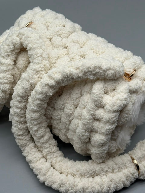Hera Bag Handmuff aus Chenille und Kunstfell in Creme