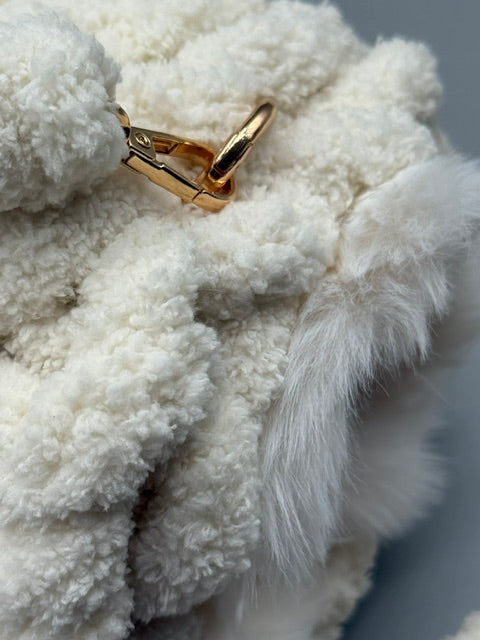 Hera Bag Handmuff aus Chenille und Kunstfell in Creme