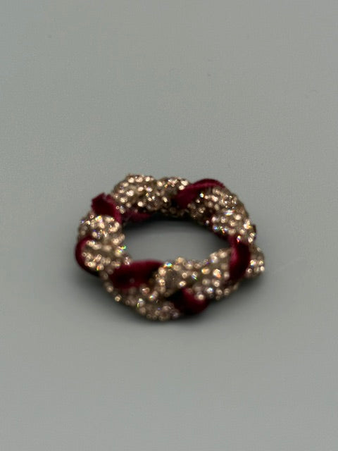 Handgefertigter Hera Ring aus Strassband mit rotem Samtband by Christine Bultmann
