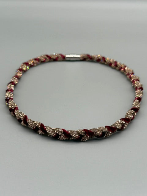 Handgefertigte Hera Halskette aus Strassband mit rotem Samtband by Christine Bultmann