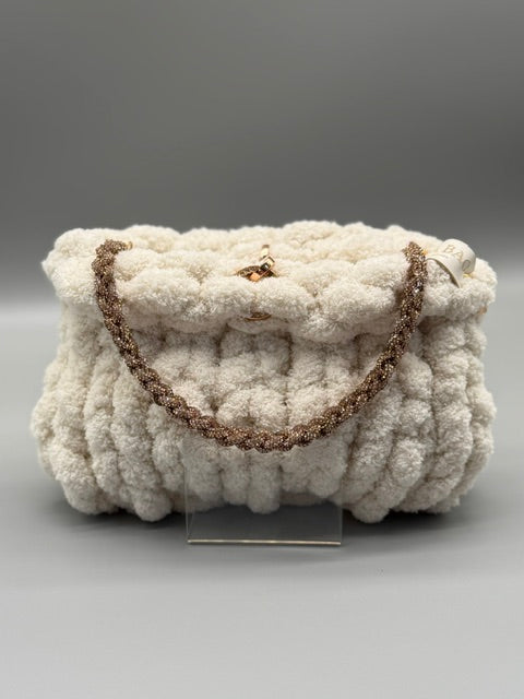 Hera Bag Plush Chenille in Creme mit handgefertigtem Strassgriff