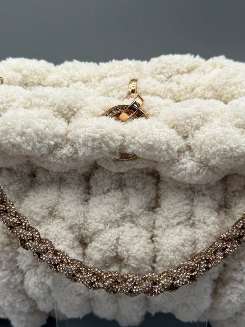 Hera Bag Plush Chenille in Creme mit handgefertigtem Strassgriff