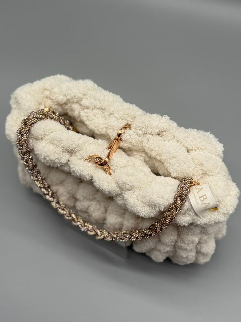 Hera Bag Plush Chenille in Creme mit handgefertigtem Strassgriff