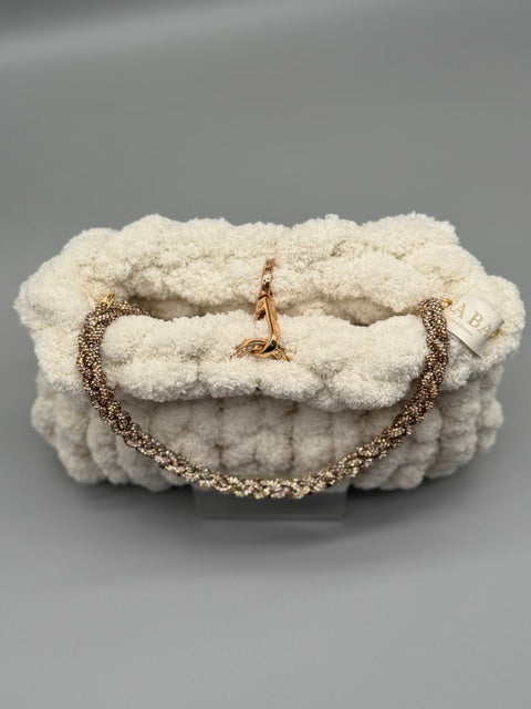 Hera Bag Plush Chenille in Creme mit handgefertigtem Strassgriff