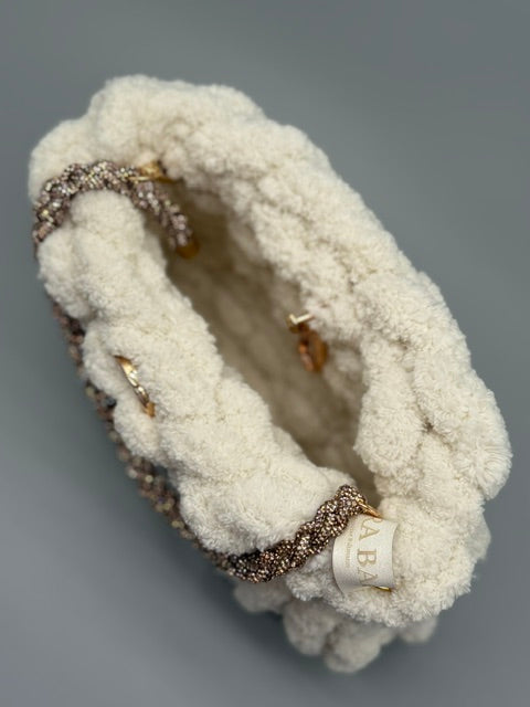 Hera Bag Plush Chenille in Creme mit handgefertigtem Strassgriff