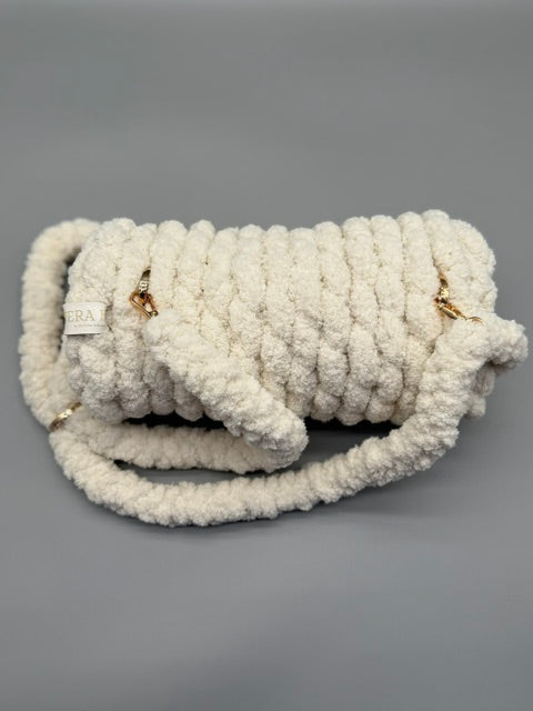 Hera Bag Handmuff aus Plush Chenille in Creme