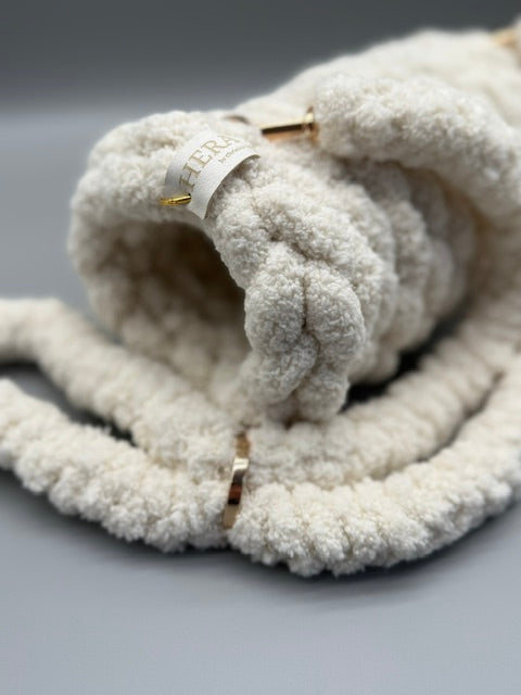 Hera Bag Handmuff aus Plush Chenille in Creme