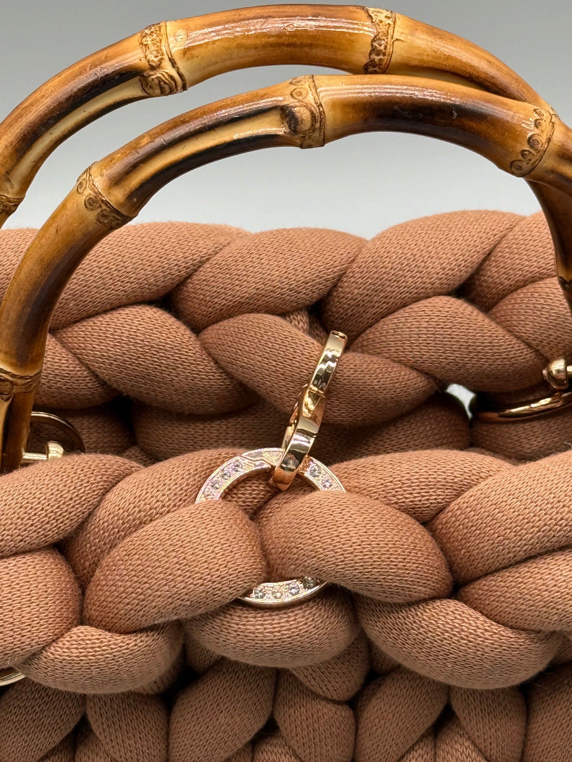 Produktdetailaufnahme von der Schnalle und vom Bambusgriff der Ockerbraun Hera Bag Handtasche