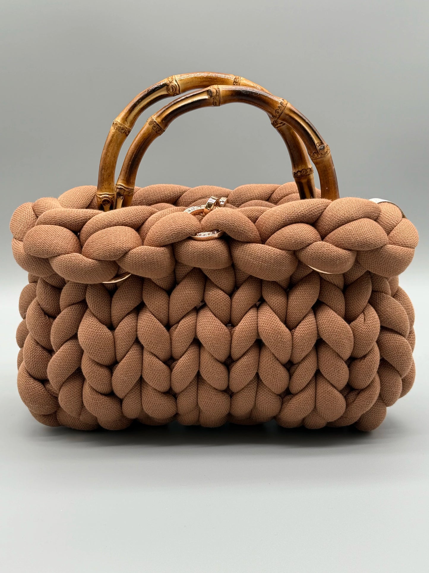 Produktaufnahme von Hera Bag in Ockerbraun auf einem hellen Hintergrund 