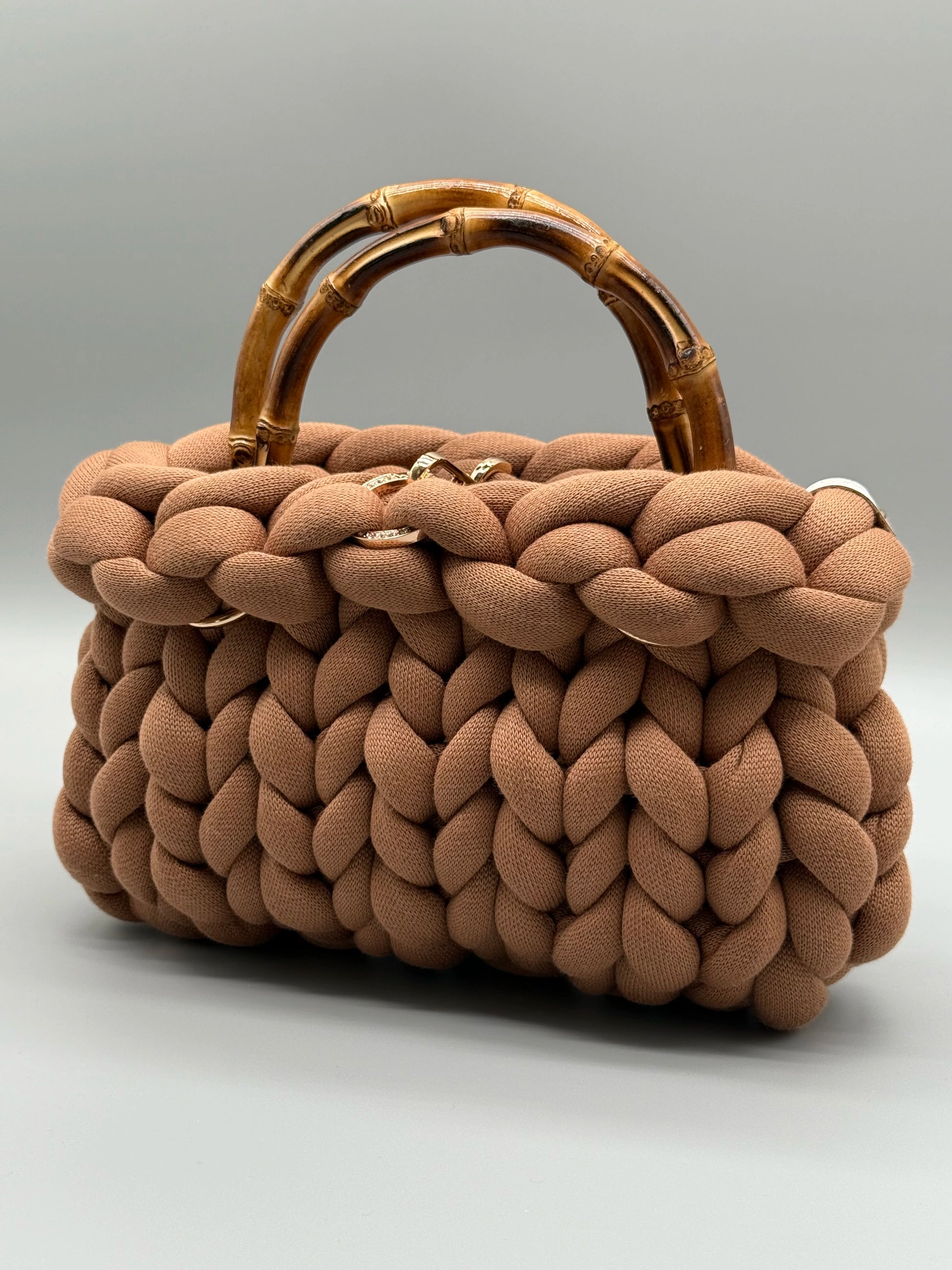 Produktbild von der Ockerbraun Handtasche vor einem hellen Hintergrund 