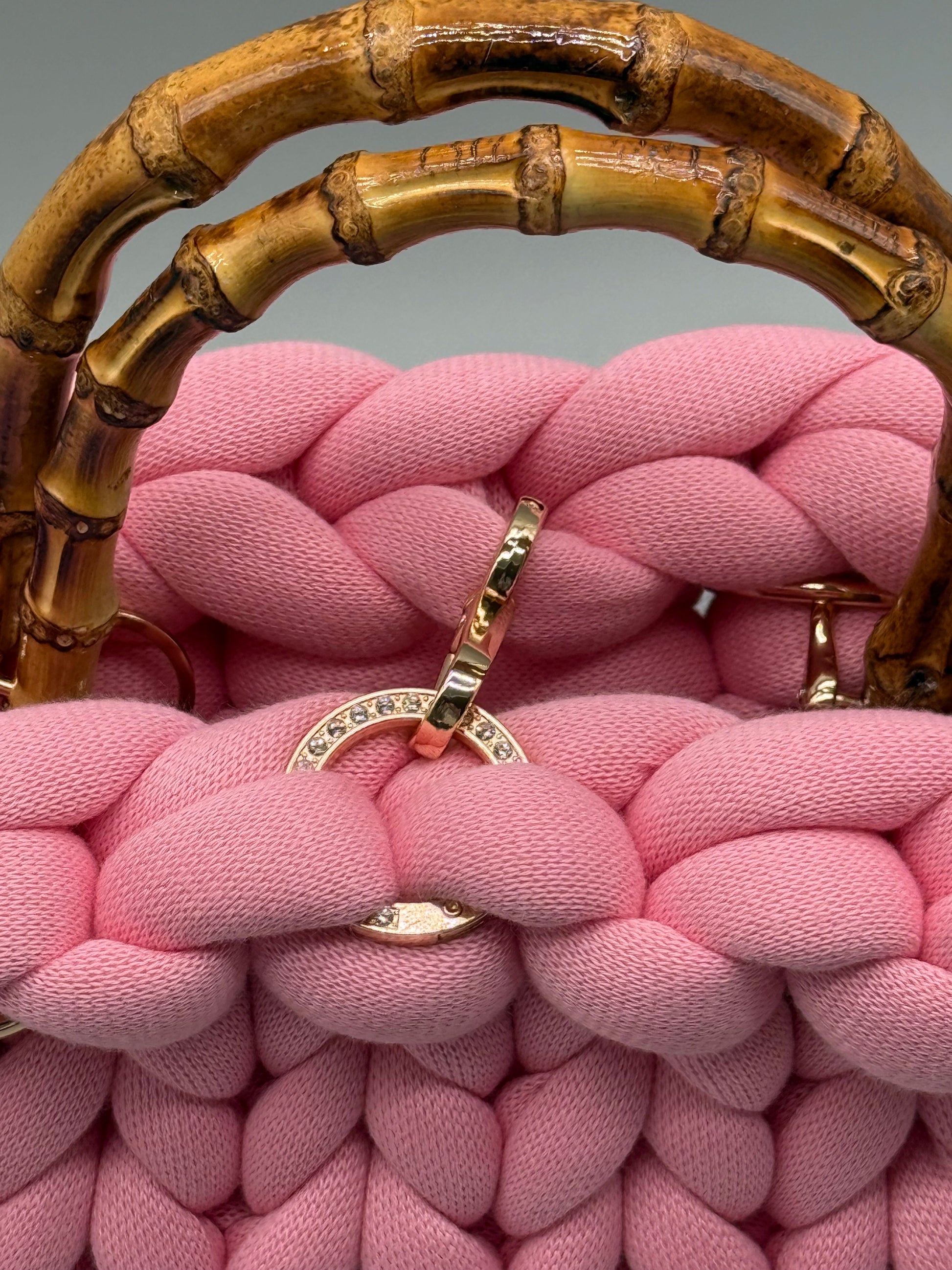 Detailaufnahme der Schnalle und vom Bambusgriff der handmade Hera Bag 