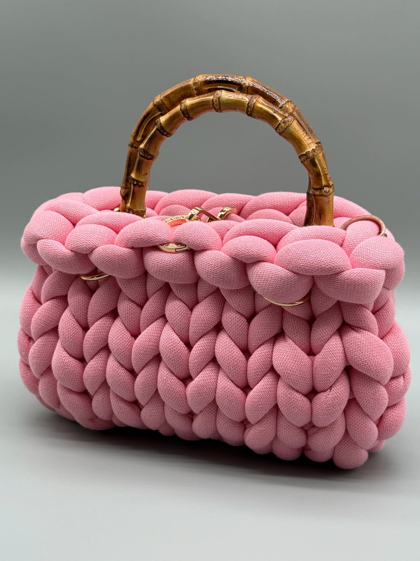 Frontales Produktbild von der hellrosa Hera Bag mit Bambusgriffen 