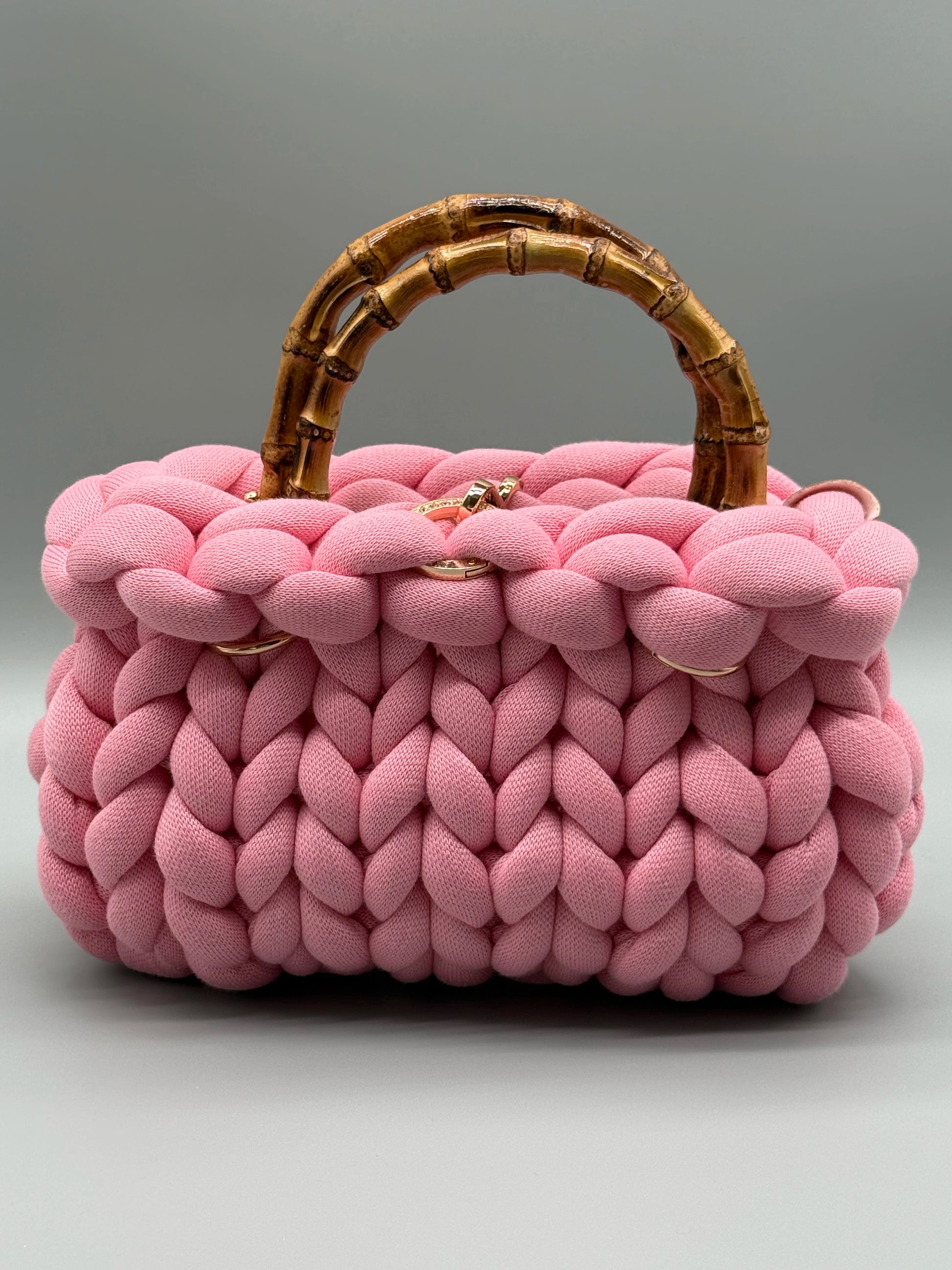 Hellrosa hera Bag mit Bambusgriffen als Produktbild vor einem hellen Hintergrund platziert 