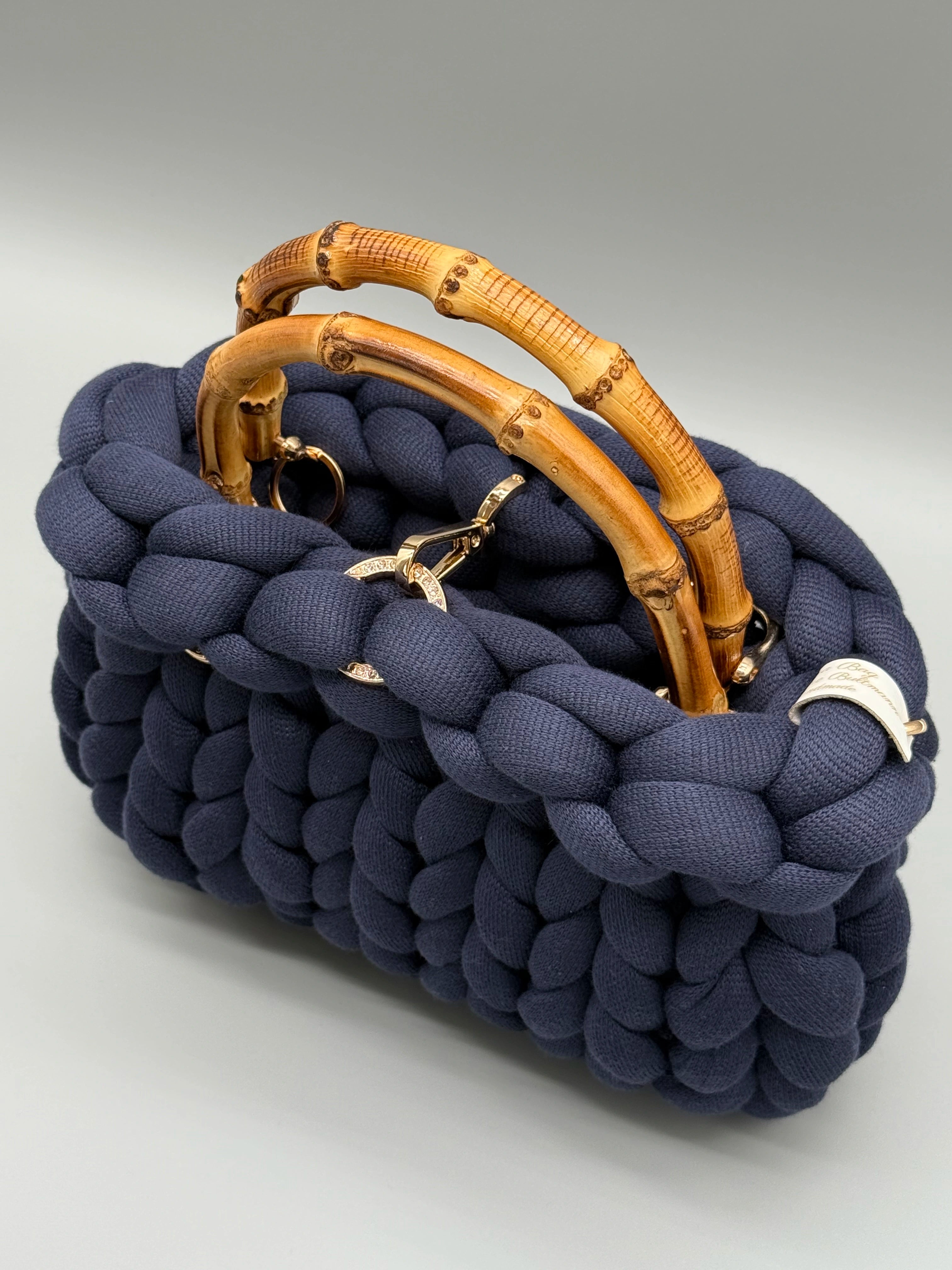 Produktbild der Saphirblau Handmade Tasche von oben fotografiert auf einem hellen Hintergrund 