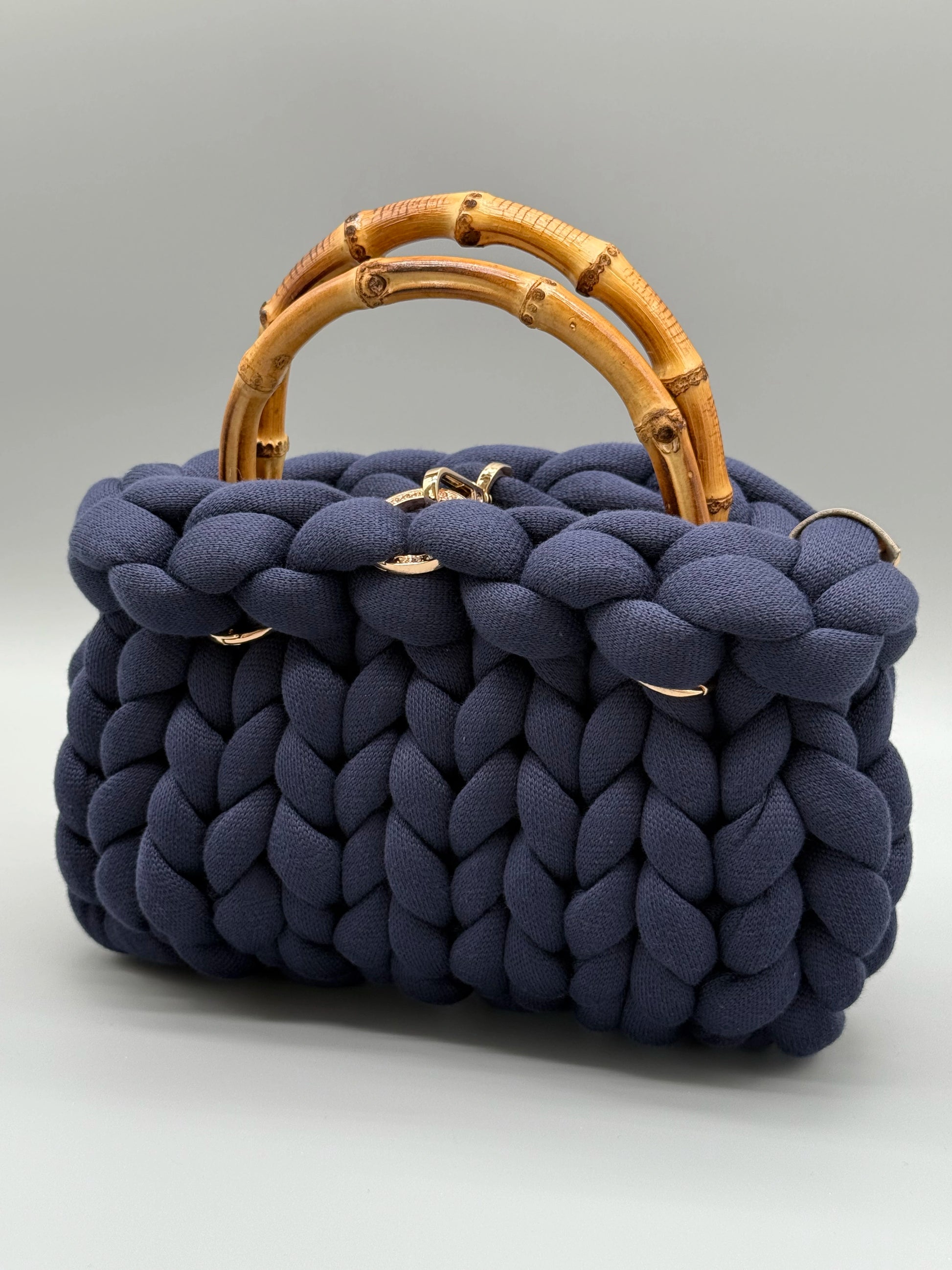 Frontaufnahme einer handgefertigten Handtasche von Hera Bag auf einem hellen Hintergrund 
