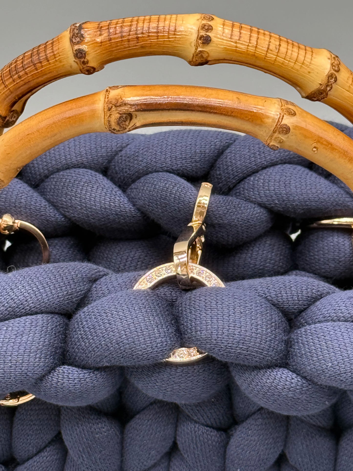 Detailaufnahme vom Bambusgriff und der Schnalle der handgefertigten Designerhandtasche von Hera Bag 